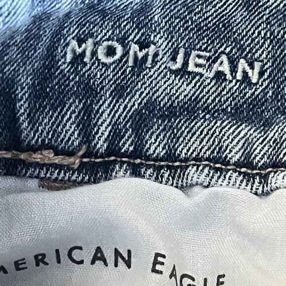 American Eagle Mom Jean Straight Leg Pleated High Rise Light Wash Sz 2 Long - Picture 8 of 8